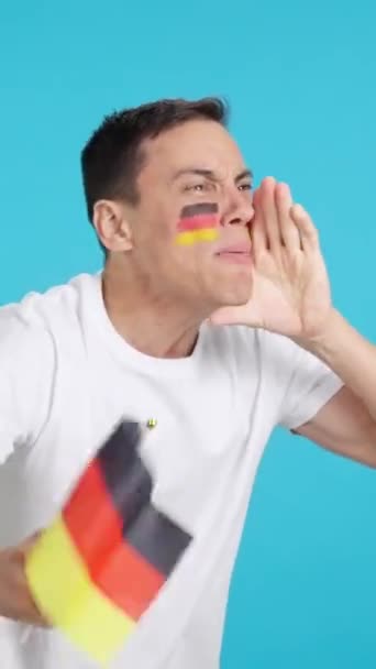 Wideo Studiu Chromą Niemieckiego Kibica Krzyczącego Machającego Flagą Narodową Patrzącego — Wideo stockowe