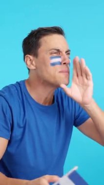 Salvador ulusal bayrağını sallayan, hakemlerin kararına kızgın bir adamın krom görüntüleriyle stüdyoda.