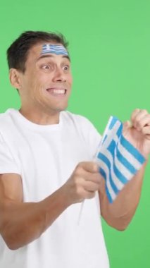 Stüdyoda gergin bir adamın Yunanistan 'a tezahürat ettiği bir krom krom film sonunda gözünü kaçıran heyecan verici bir maç sırasında