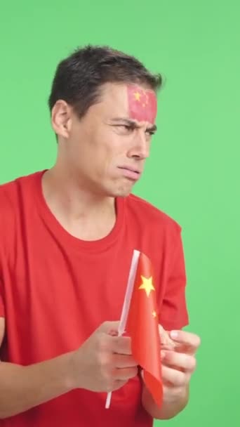 Video Estudio Con Croma Hombre Nervioso Animando China Durante Emocionante — Vídeos de Stock