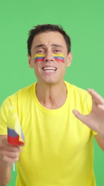 Video Estudio Con Croma Hombre Apasionado Nervioso Animando Colombia Durante — Vídeos de Stock