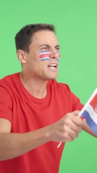 Видео Студии Мужчиной Отводящим Взгляд Сторону Размахивающим Национальным Флагом Коста — стоковое видео