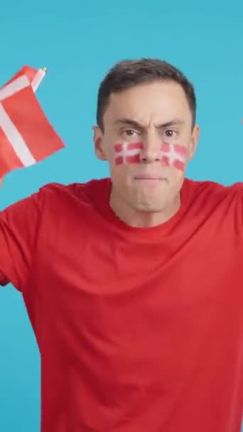 Vídeo Estúdio Com Croma Homem Acenando Uma Bandeira Nacional Dinamarquesa — Vídeo de Stock