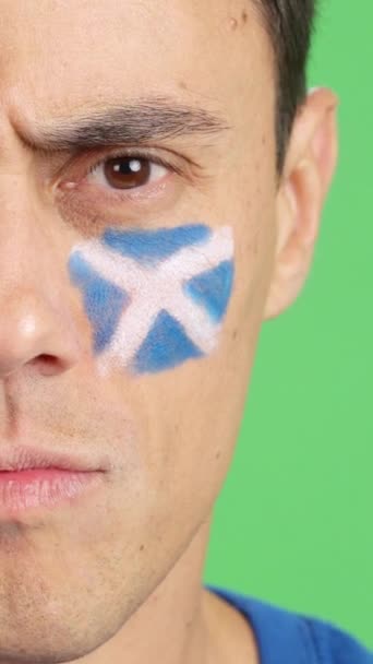 Відео Студії Хромою Крупним Планом Серйозного Чоловіка Шотландським Прапором Намальованим — стокове відео