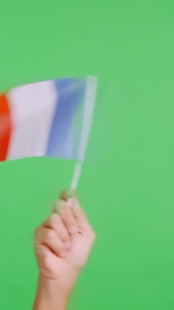在演播室里播放慢镜头 手拿着一面法国国旗的旗帜从一边飘扬到另一边 — 图库视频影像