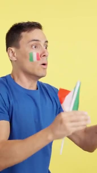 Wideo Studiu Chromą Mężczyzny Odwracającego Wzrok Włoską Flagą Narodową Wściekłego — Wideo stockowe