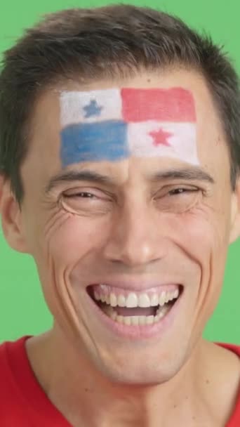 Видео Студии Хромой Крупного Плана Человека Панамским Флагом Нарисованным Лице — стоковое видео