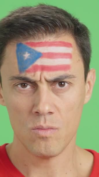 Video Studio Med Kroma Närbild Allvarlig Man Med Puerto Rican — Stockvideo