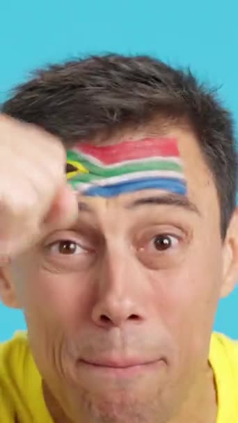 Homme Avec Drapeau Sud Africain Contrarié Par Arbitre — Video