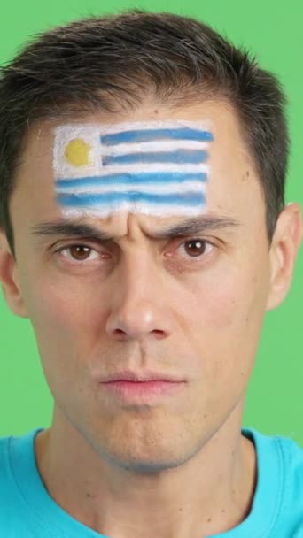 Видео Студии Хромой Крупным Планом Серьезного Человека Уругвайским Флагом Нарисованным — стоковое видео