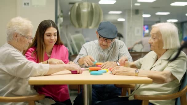 Vídeo Acercándose Una Enfermera Residentes Hogar Ancianos Resolviendo Juegos Cerebrales — Vídeo de stock