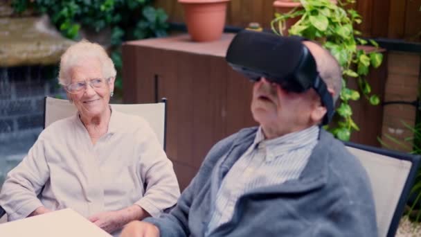 Video Two Seniors Having Fun While Using Virtual Reality Goggles — Stock Video