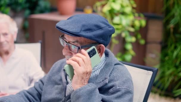 Video Uomo Anziano Con Berretto Che Parla Con Cellulare Seduto — Video Stock