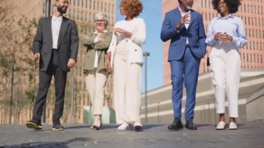 Şehirde dolaşırken rahatça konuşan çeşitli iş adamlarının olduğu bir video.