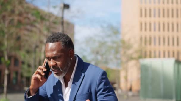 Video Empresario Africano Empezar Correr Mientras Habla Con Teléfono Aire — Vídeo de stock