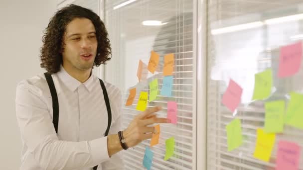 慢动作视频 一个男人在一个会议上用张贴的东西来表达自己的想法 — 图库视频影像