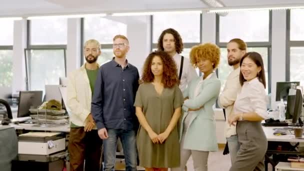 多元文化的休闲商人站在一起工作的慢镜头 — 图库视频影像