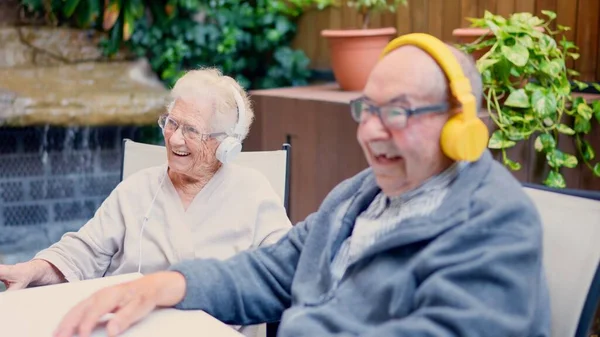 Βίντεο Ενός Ηλικιωμένου Ζευγαριού Που Ακούει Μουσική Στον Κήπο Του Εικόνα Αρχείου