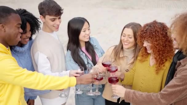 ストリートでワインを試飲する多文化若者のスローモーションビデオ — ストック動画