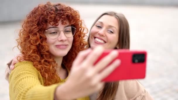 Filmik Dwoma Młodymi Przyjaciółkami Robiącymi Selfie Ulicy — Wideo stockowe
