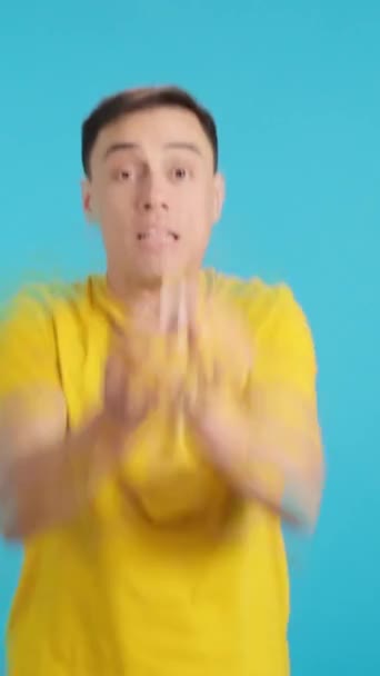 Vídeo Homem Louco Engraçado Dançando Como Confete Cai Sobre Ele — Vídeo de Stock