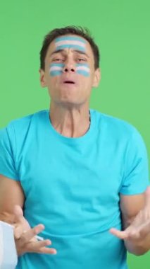 Arjantin için tezahürat yapan tutkulu ve gergin bir adamın, sonunda kaybedilen heyecan verici maçı sırasında,