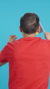 Stüdyoda, Belçika flaması sallayan bir adamın dikiz aynasından krom görüntüler var.