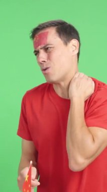 Stüdyoda, tutkulu ve gergin bir adamın Çin için tezahürat yaptığı bir video sonunda kaybedilen heyecan verici bir maç sırasında.