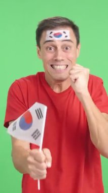 Stüdyoda tutkulu ve gergin bir adamın Güney Kore için tezahürat yaptığı bir video sonunda kaybedilen heyecan verici bir maç sırasında