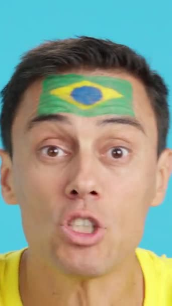 Muž Brazilskou Národní Vlajkou Rozrušený Rozhodčím — Stock video