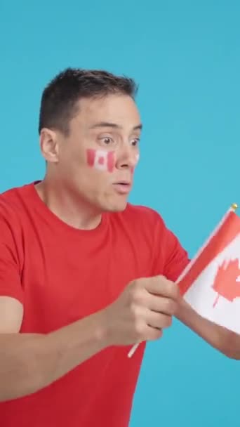 Відео Студії Хромою Чоловіка Який Дивиться Від Махає Канадським Національним — стокове відео