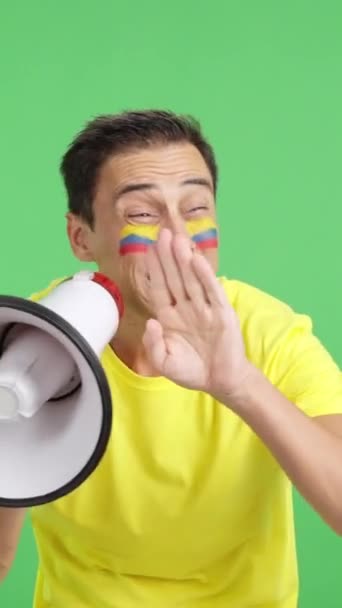 Stüdyoda Yüzünde Kolombiya Bayrağı Olan Bir Adamın Megafonla Kalabalığı Topladığı — Stok video