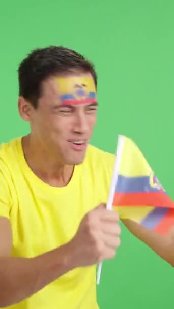 摄影棚里的录像 彩色的是一个男人为厄瓜多尔欢呼 挥舞着国旗 无声无息地看着复制的空间 — 图库视频影像