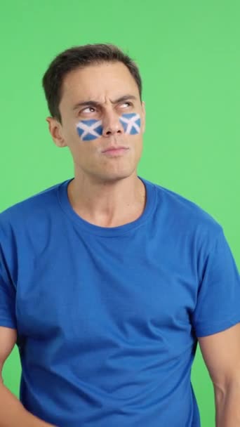 Video Studiu Chromou Muže Poslouchajícího Skotskou Národní Hymnu Vážností — Stock video