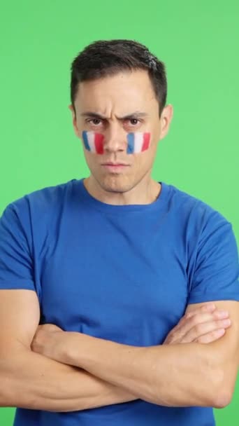 Видео Студии Хромой Достойного Серьезного Человека Французским Флагом Нарисованным Лице — стоковое видео