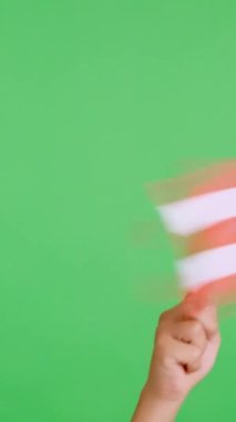 Stüdyoda bir elin krom renginde, Porto Riko bayrağının bayrağını sağa sola sallayarak yavaş çekim videosu var.