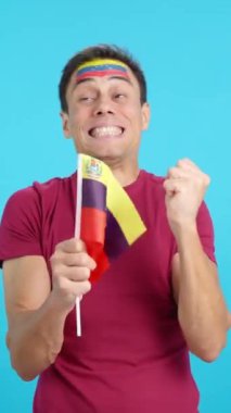 Venezuela için tezahürat yapan tutkulu ve gergin bir adamın, sonunda kaybedilen heyecan verici bir maç sırasında,