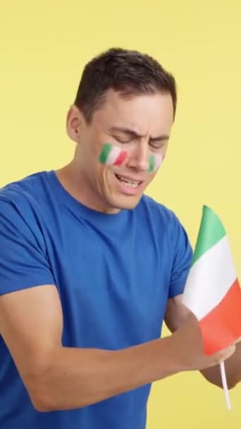 在一场令人兴奋的比赛中 带着紧张的意大利支持者的色彩斑斓的演播室里的视频最终被抛诸脑后而不见了 — 图库视频影像
