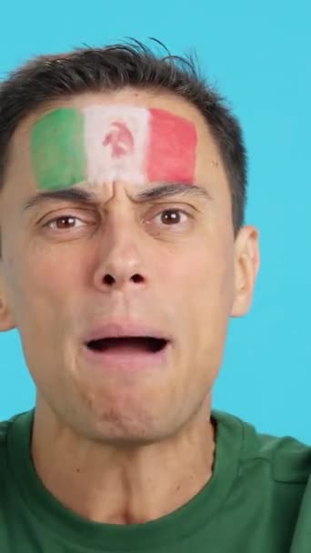 Людина Мексиканським Національним Прапором Засмучена Арбітром — стокове відео