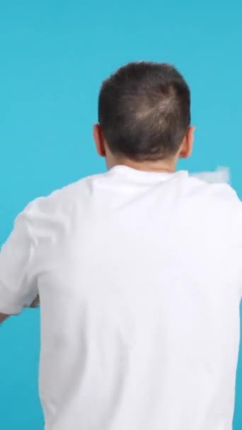 Stüdyoda Dikiz Aynasından Parlak Flama Sallayan Bir Adamın Krom Görüntüsü — Stok video