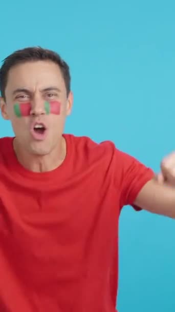포르투갈의 비명과 깃발을 흔들며 열정적으로 기뻐하는 남자의 크로마와 스튜디오에서 비디오 — 비디오