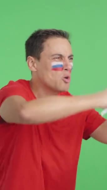 Видео Студии Хромой Человека Болеющего Россию Кричащего Машущего Национальным Флагом — стоковое видео