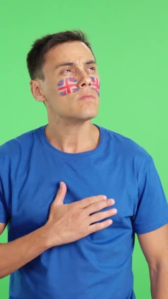 イギリスの国歌を聞く男のクロマとスタジオでのビデオ — ストック動画