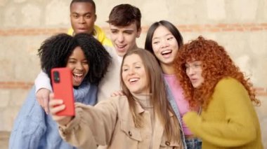 Bir grup çok ırklı genç arkadaşın açık havada selfie çekerken kutlama videosu.