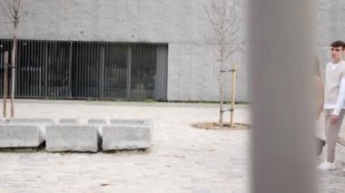 Çok ırklı bir öğrencinin kampüsün bir caddesinde sohbet edişinin yavaş çekim videosu.