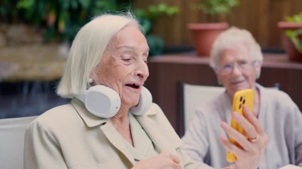 Vidéo Trois Personnes Âgées Utilisant Téléphone Souriant Dans Jardin Une — Video