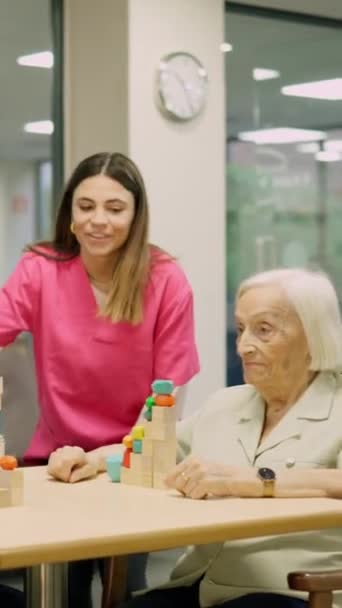 Відео Ніжної Медсестри Наближається Розмови Старою Жінкою Геріатричному — стокове відео