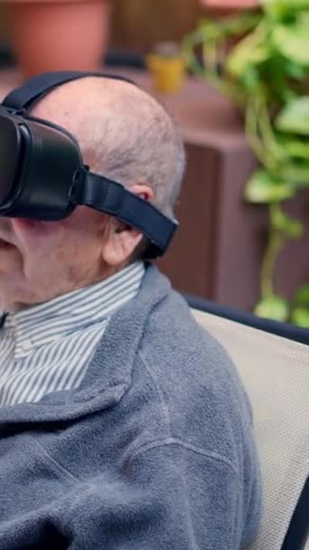 Nagranie Dwóch Seniorów Domu Opieki Korzystających Technologii Siedzącej Ogrodzie — Wideo stockowe
