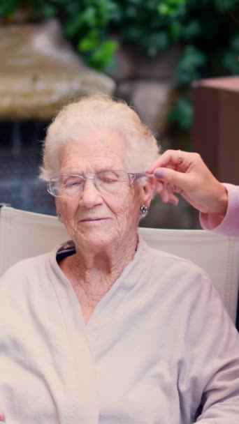 Opiekun Zdejmuje Okulary Starszym Kobietom Domu Opieki — Wideo stockowe