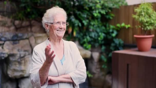 Wideo Przestrzenią Kopiowania Starszej Kobiety Machającej Uśmiechającej Się Ogrodzie Geriatrycznym — Wideo stockowe